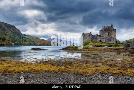 Ein Sturm brüht im Herbst über Eilean Donan Castle, schottischen Highlands, Schottland, Großbritannien Stockfoto