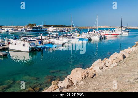 ABU DHABI, VAE - 7. MÄRZ 2017: Boote in Marina Breakwater, Vereinigte Arabische Emirate Stockfoto