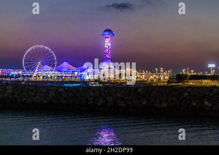 ABU DHABI, VAE - 7. MÄRZ 2017: Blick auf die Gebäude der Marina Breakwater in Abu Dhabi, Vereinigte Arabische Emirate. Stockfoto