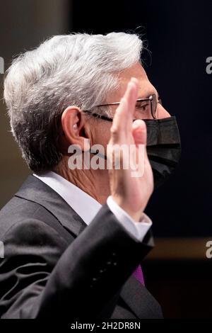 DER US-Justizminister Merrick Garland wird vereidigt, vor der Anhörung des US-Justizausschusses am 21. Oktober 2021 auf dem Capitol Hill in Washington, DC, USA, Aussagen zu machen. Kredit: Michael Reynolds / Pool über CNP Stockfoto