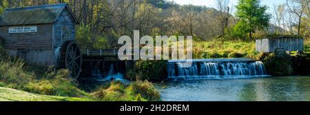 Foto der historischen Hyde's Mill, einer ehemaligen wasserbetriebenen Mühle auf Mill Creek, in der Nähe von Ridgeway, Wisconsin, USA. Stockfoto