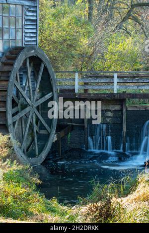 Foto der historischen Hyde's Mill, einer ehemaligen wasserbetriebenen Mühle auf Mill Creek, in der Nähe von Ridgeway, Wisconsin, USA. Stockfoto