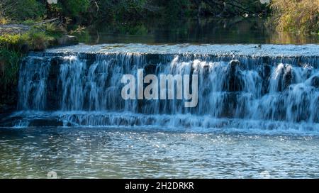 Foto der historischen Hyde's Mill, einer ehemaligen wasserbetriebenen Mühle auf Mill Creek, in der Nähe von Ridgeway, Wisconsin, USA. Stockfoto