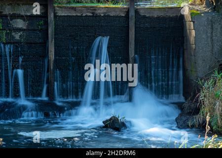 Foto der historischen Hyde's Mill, einer ehemaligen wasserbetriebenen Mühle auf Mill Creek, in der Nähe von Ridgeway, Wisconsin, USA. Stockfoto