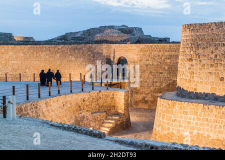 Einheimische Frauen besuchen das Fort Qal'at al-Bahrain in Bahrain Stockfoto