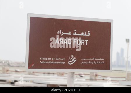 MUHARRAQ, BAHRAIN - 15. MÄRZ 2017: Schild Arak Fort in Muharraq Stockfoto