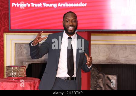 Cordell Jeffers, Gewinner des Watches of Switzerland Group Young Change Maker, feiert im Rahmen einer Trophäenzeremonie die Preisträger der Prince's Trust Awards und die Unterstützer der Wohltätigkeitsorganisation im St. James's Palace in London. Stockfoto