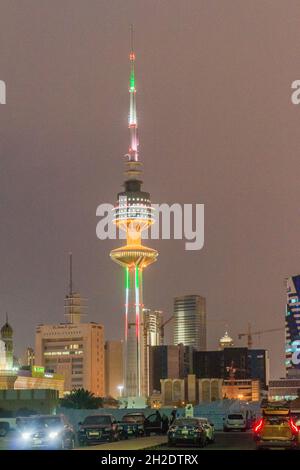 KUWAIT-STADT, KUWAIT - 18. MÄRZ 2017: Nachtansicht des Befreiungsturms in Kuwait Stockfoto