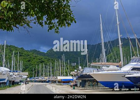 Yachten und Segelboote auf Trockendock im Hafen von Chaguaramas in der Nähe von Port of Spain während der Hurrikansaison, Trinidad und Tobago in der Karibik Stockfoto