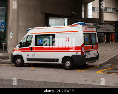 Triest, Italien - September, 20: Blick auf den Krankenwagen neben dem Cattinara Krankenhaus am 20. September 2021 Stockfoto