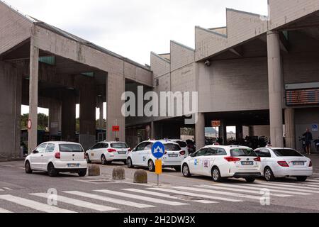 Triest, Italien - September, 20: Blick auf die am 20. September 2021 neben dem Krankenhaus von Cattinara geparkten Taxiwagen Stockfoto