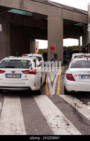 Triest, Italien - September, 20: Blick auf die am 20. September 2021 neben dem Krankenhaus von Cattinara geparkten Taxiwagen Stockfoto