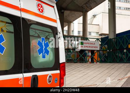 Triest, Italien - September, 20: Rückansicht des Krankenwagens neben dem Cattinara Krankenhaus am 20. September 2021 Stockfoto