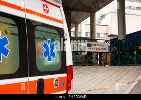 Triest, Italien - September, 20: Rückansicht des Krankenwagens neben dem Cattinara Krankenhaus am 20. September 2021 Stockfoto