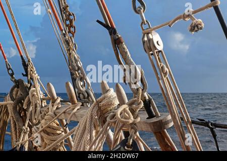Takelage, Riemenscheiben und gewickelte Seile an Deck eines Segelschiffs in der Karibik Stockfoto