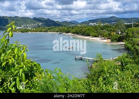 Blick über die Bucht von Le Marin und den Strand von Sainte-Anne auf der Südseite der französischen Insel Martinique im Karibischen Meer Stockfoto