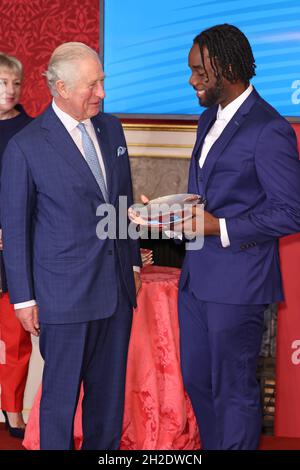 Prinz Charles, Prinz von Wales, überreicht den Delta Air Lines Rising Star Award an Jhorvis Tyrel während einer Trophäenzeremonie, um die Preisträger der Prince's Trust Awards und die Unterstützer der Wohltätigkeitsorganisation im St. James's Palace in London zu würdigen. Stockfoto