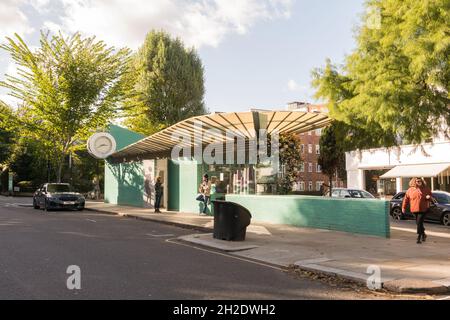 The Turquoise Island and Wild at Heart Flower Shop and public toilets on Westbourne Grove, London, W11, England, UK Stockfoto