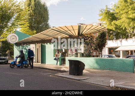 The Turquoise Island and Wild at Heart Flower Shop and public toilets on Westbourne Grove, London, W11, England, UK Stockfoto