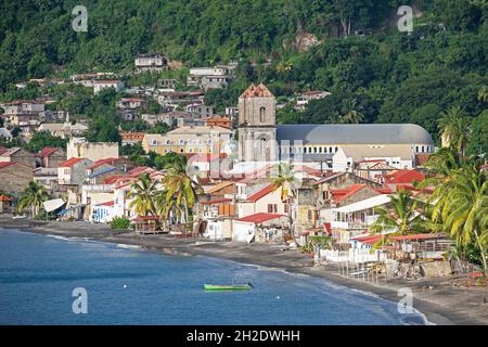 Blick über die Stadt Saint-Pierre und die Kathedrale unserer Lieben Frau von Himmelfahrt auf der französischen Insel Martinique im Karibischen Meer Stockfoto