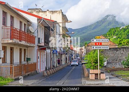 Straße in der Stadt Saint-Pierre und aktiven Vulkan Mount Pelée auf der französischen Insel Martinique in der Karibik Stockfoto