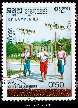 KAMBODSCHA - UM 1988: Eine in Kambodscha gedruckte Briefmarke zeigt drei Tänzer, traditionellen Tanz, um 1988 Stockfoto