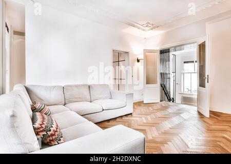 Stilvolles Wohnzimmer mit großem Sofa Stockfoto