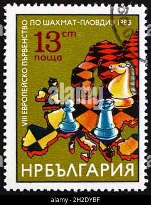 BULGARIEN - UM 1983: Eine in Bulgarien gedruckte Briefmarke zeigt Schachfiguren, Europakarte, 8. Europameisterschaften, Plovdiv, um 1983 Stockfoto
