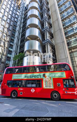 Red London Bus im denkmalgeschützten Gebäude Lloyd's Building in der Leadenhall Street, dem Versicherungs- und Finanzviertel der City of London Stockfoto