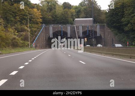 Die nach Süden gebohrt von Brynglas Tunnel, der die M4 Autobahn ermöglicht, unter den Häusern oben passieren. Stockfoto
