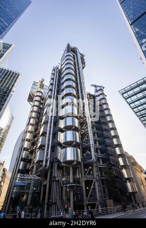 Lloyd's Building im Versicherungs- und Finanzviertel der City of London, Bowellism-Architektur, von der Leadenhall Street EC3 aus gesehen, wurde als Grade-1-Gebäude gelistet Stockfoto