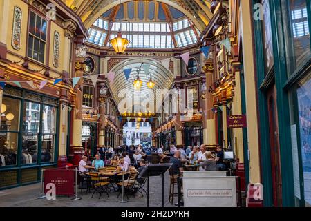 Abendessen an Tischen mit Restaurants und Cafés im historischen Leadenhall Market in der Gracechurch Street in der City of London, EC3 Stockfoto