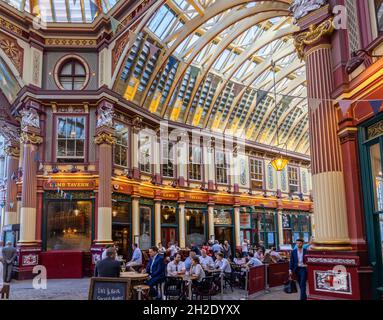 Gäste trinken und unterhalten sich an Tischen vor der Lambs Tavern im historischen Leadenhall Market in der Gracechurch Street in der City of London, EC3 Stockfoto