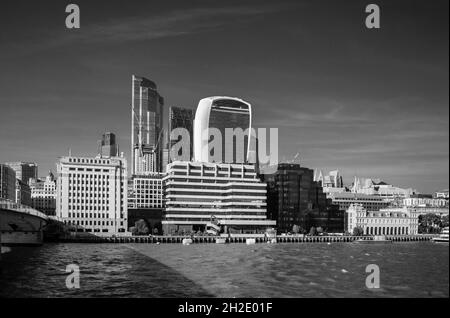 Panorama der Themse North Bank Finanzviertel der City of London von der London Bridge in Richtung Docklands über den Pool von London: Monochrom Stockfoto