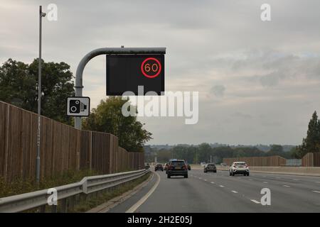 Ein Abschnitt der Autobahn M4 in der Nähe von Reading, der in eine „intelligente“ Autobahn mit digitaler Beschilderung und vier Fahrspuren für die volle Nutzung des Verkehrs umgewandelt wird. Stockfoto