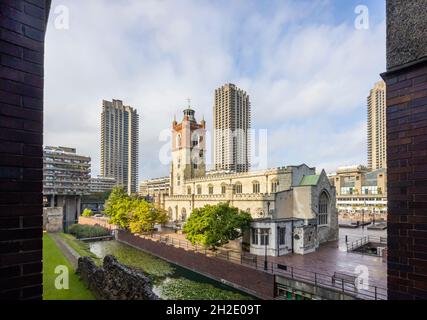 Die rechtwinklige gotische Kirche St. Giles-without-Cripplegate steht im Kontrast zum brutalistischen Barbican, London EC2 Stockfoto