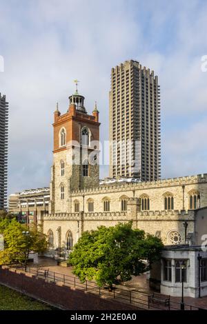Die rechtwinklige gotische Kirche St. Giles-without-Cripplegate steht im Kontrast zum brutalistischen Barbican, London EC2 Stockfoto