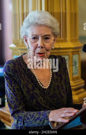 London, Großbritannien. Oktober 2021. Dame Janet Baker CH DBE FRSA erhält beim Critics' Circle Lunch den verspäteten Preis für 2019. Die berühmte Mezzosopranistin Dame Janet Baker erhielt eine beschriftete rosebwl vom Critics' Circle in einer Zeremonie, die vom 2019 im National Liberal Club verschoben wurde. Unter den Anwesenden waren Michael Billington, Sir Nichola Kenyon und der künstlerische Leiter der englischen Nationaloper Annilese Miskimmon. Kredit: Peter Hogan/Alamy Live Nachrichten Stockfoto