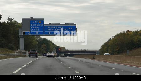 Ein Abschnitt der Autobahn M4 in der Nähe von Reading, der in eine „intelligente“ Autobahn mit digitaler Beschilderung und vier Fahrspuren für die volle Nutzung des Verkehrs umgewandelt wird. Stockfoto