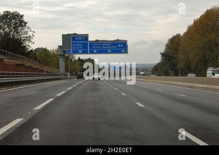 Ein Abschnitt der Autobahn M4 in der Nähe von Reading, der in eine „intelligente“ Autobahn mit digitaler Beschilderung und vier Fahrspuren für die volle Nutzung des Verkehrs umgewandelt wird. Stockfoto