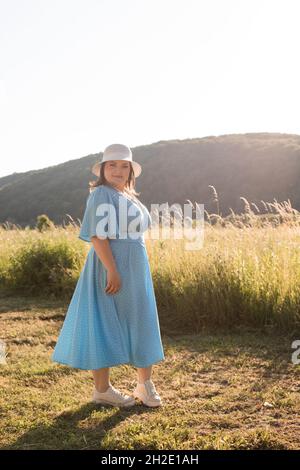 Ehrliche Frau im Hut auf dem Ackerland genießen Sie den Sommer Stockfoto