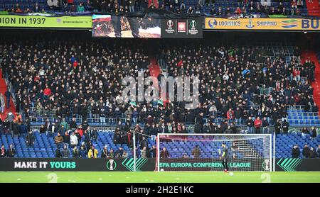 Rotterdam, Niederlande. Oktober 2021. Fußball: UEFA Europa Conference League, Feyenoord Rotterdam - 1. FC Union Berlin, Gruppenphase, Gruppe E, Matchday 3, im Feyenoord Stadion. Feyenoord Rotterdam Fans warten auf den Tribünen, bis das Spiel beginnt. Quelle: Matthias Koche/dpa/Alamy Live News Stockfoto