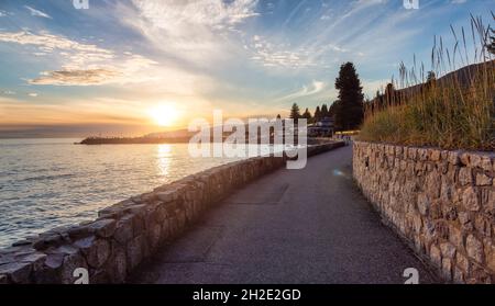 Wanderweg in einer modernen Stadt an der Westküste des Pazifischen Ozeans. Stockfoto