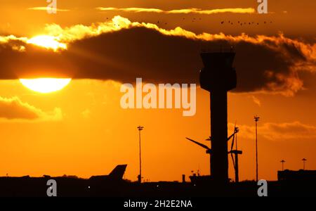 Castle Donington, Derbyshire, Großbritannien. Oktober 2021. Wetter in Großbritannien. Die Sonne untergeht hinter dem Kontrollturm am Flughafen East Midlands. Credit Darren Staples/Alamy Live News. Stockfoto