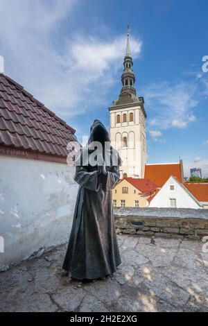 Gesichtslose Mönchsskulptur benannt drei im Garten der dänischen Könige - Bartholomeus der betende Mönch und St. Nikolaus Kirche - Tallinn, Estland Stockfoto