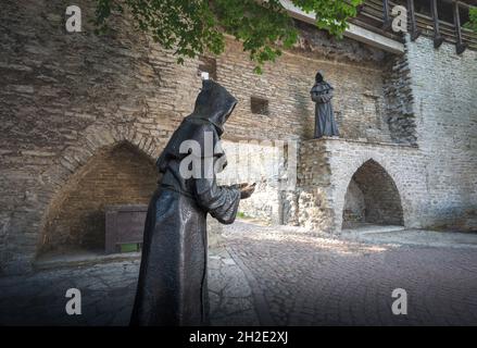 Gesichtslose Mönche Skulptur benannt drei im Dänischen Kings Garden - Kunst von Aivar Simsom und Paul Mand im Jahr 2011 - Tallinn, Estland Stockfoto