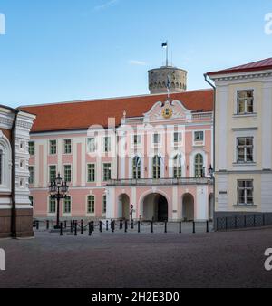 Schloss Toompea, Sitz des estnischen Parlaments mit auf hohem Hermann-Turm (Pikk Hermann) Hintergrund - Tallinn, Estland Stockfoto