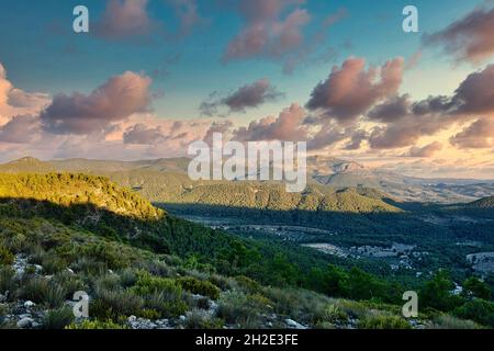 Schöne Landschaft mit Blick auf die Cabeco d'Or Berge in Spanien.Horizontale Ansicht Stockfoto