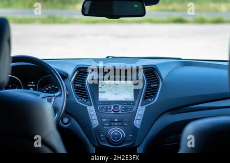 Modernes Interieur eines Automobils mit dem Armaturenbrett Stockfoto