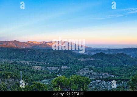 Am Morgen mit Blick auf die rot beleuchteten Berggipfel in Cabeco D'Or.Horizontale Ansicht Stockfoto